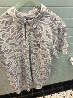 BURLEBO Short-Sleeve Button-Down in Light Gray & White Abstract Print